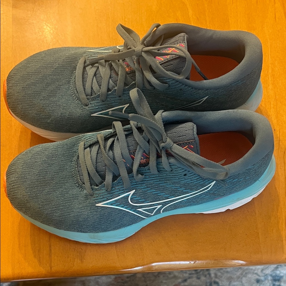 Mizuno Wave Rider 26 running Blue and White Athletic Shoes